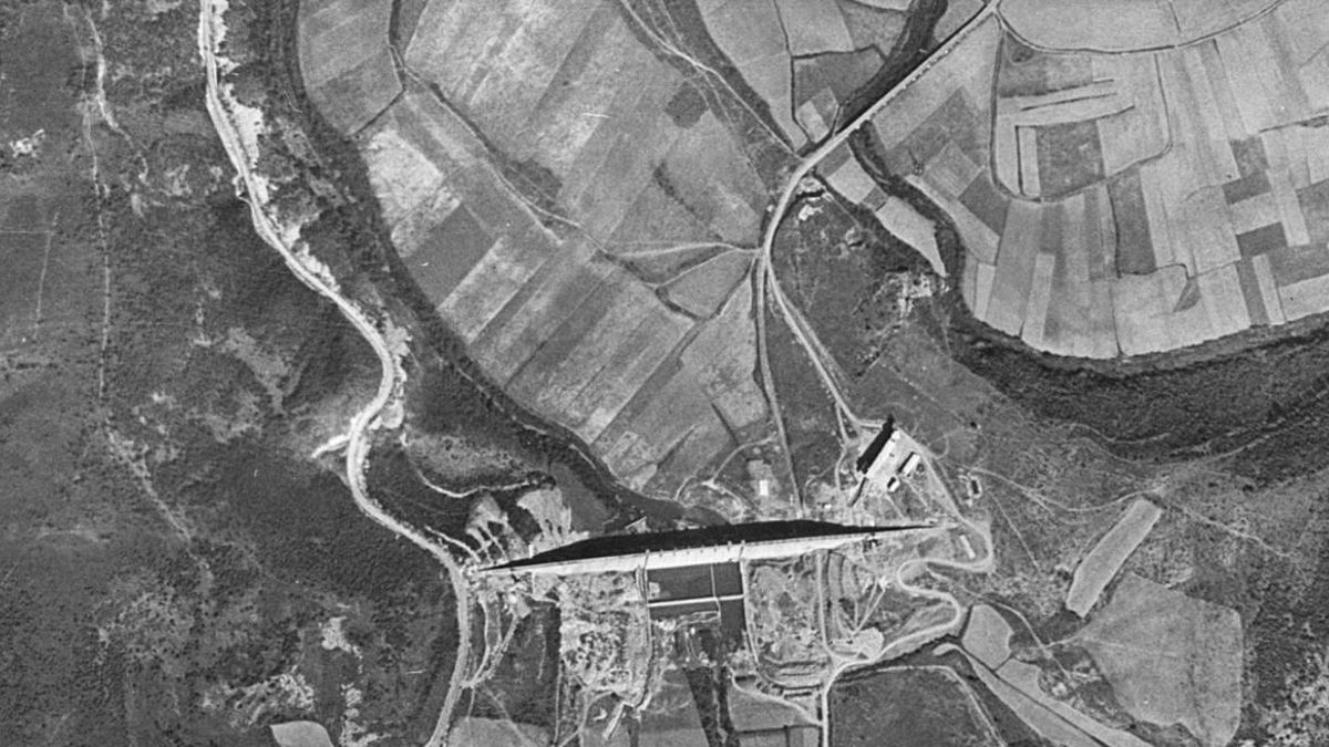 Vista aérea de la zona en 1956, con la presa ya construida pero sin haberse llenado el embalse