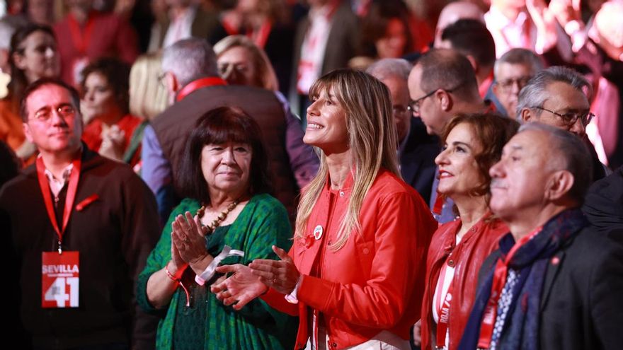 Archivo - La esposa del presidente del gobierno, Begoña Gómez, junto a la presidenta del PSOE, Cristina Narbona, durante el 41 Congreso Federal del PSOE.