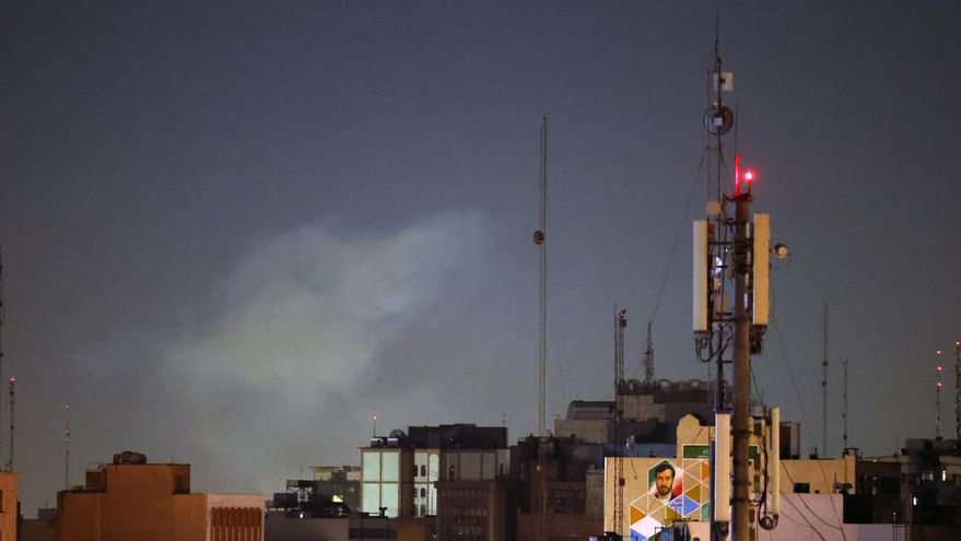 Columnas de humo se elevan en el centro de Teherán tras un ataque israelí, en Teherán, Irán, el 28 de febrero de 2026. EFE/EPA/ABEDIN TAHERKENAREH