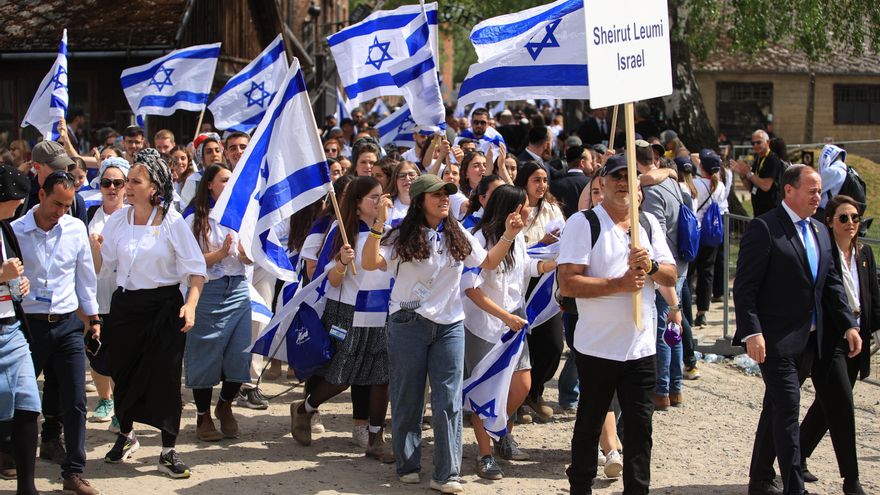 Los "Vivos de Auschwitz" y sus descendientes vuelven a recorrer el camino del recuerdo