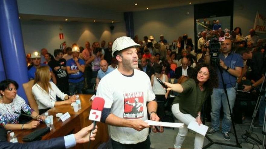 César Sánchez / ICAL Un minero lee un manifiesro al finalizar el pleno constituyente del Ayuntamiento de Ponferrada en el que ha sido elegida alcaldesa la popular Gloria Merayo