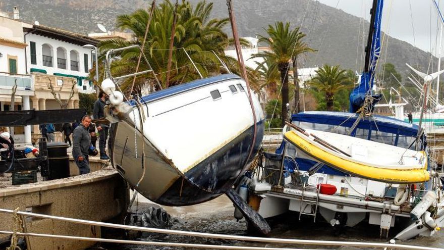 El temporal ha arrastrado una quincena de embarcaciones hasta la arena en el Port de Pollença (Mallorca). El intenso oleaje ha desplazado hasta la orilla de la arena sin problema alguno barcos que estaban fondeados en el mar.