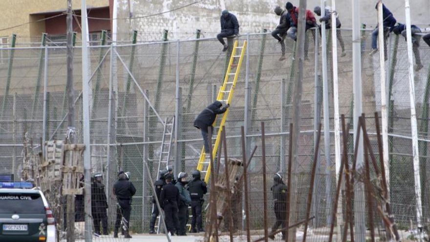 Inmigrantes encaramados a la valla de Melilla.