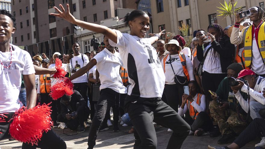 Cientos de sudafricanos inundan las calles de Johannesburgo para celebrar la danza