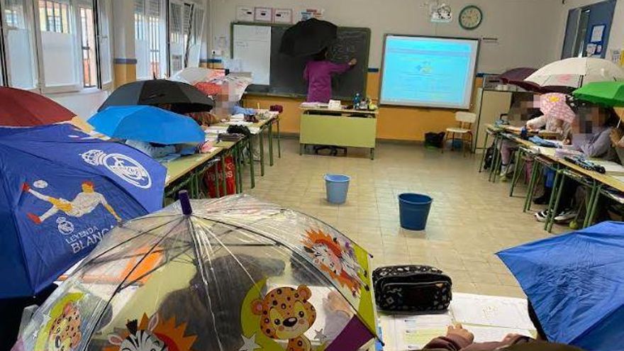 Los alumnos del colegio San Claudio de León protestan contra la lluvia que se cuela en sus clases