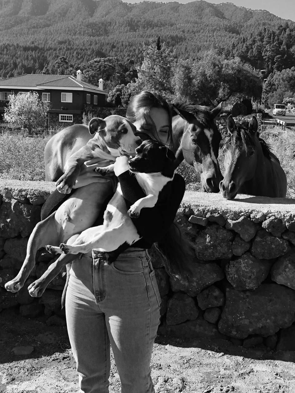 La diseñadora Paola Barreto junto a sus perritos y dos caballos en El Paso.