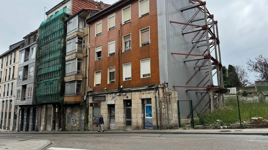 Un desalojo exprés, 16 años de lágrimas y el derribo de un edificio vendido "por tres perras"