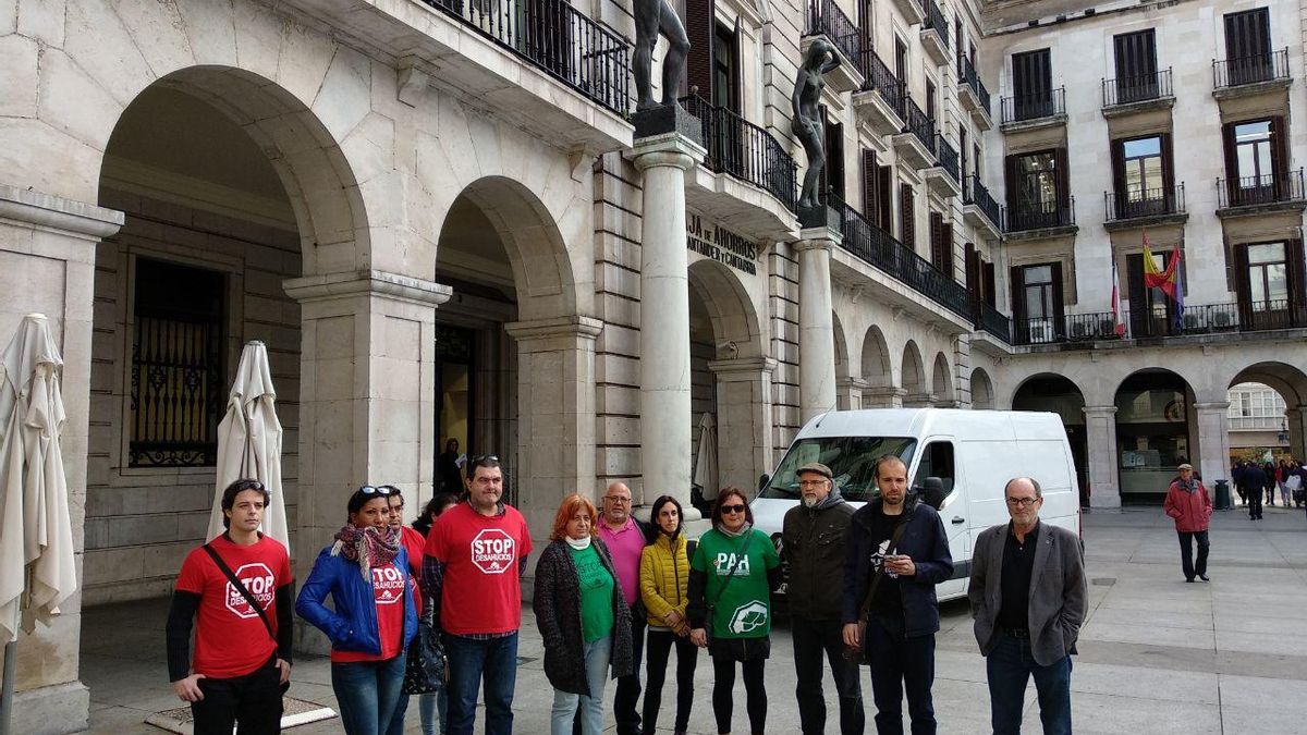 Integrantes de la PAH y de Stop Desahucios en una imagen de archivo. | R.A.