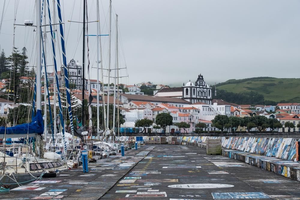 Horta desde el antiguo puerto. En el suelo pueden verse las pinturas que hacen las tripulaciones de los barcos que llegan hasta este lugar.