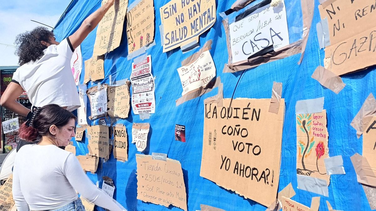 Varios carteles colgados en uno de los toldos de la acampada de Sol