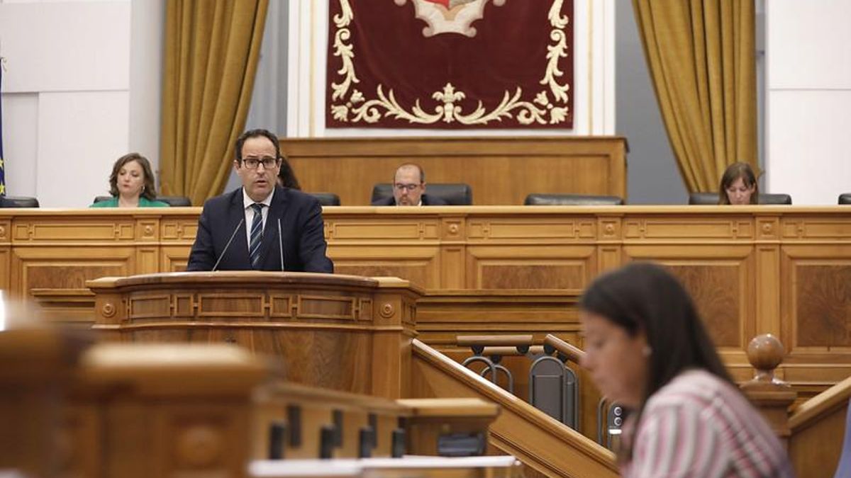 El diputado del PP José Antonio Martín-Buro se dirige a la consejera de Bienestar Social