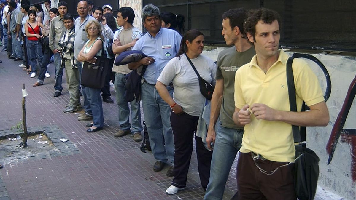 Mientras la oferta de empleos se contrae, crece la cantidad de gente desocupada o disconforme que sale a buscar trabajo