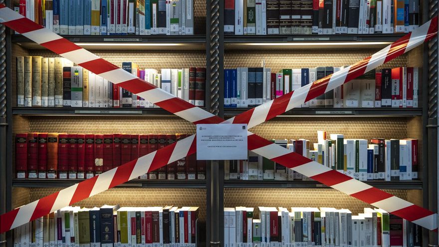 Biblioteca Nacional en 2020. En el letrero se puede leer: "Si necesita consultar documentacion de la biblioteca de referencia, por favor solicitelo al personal de sala. Gracias por su colaboracion"