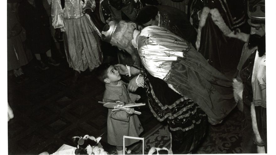 Un niño con el rey Baltasar en Vitoria en 1952