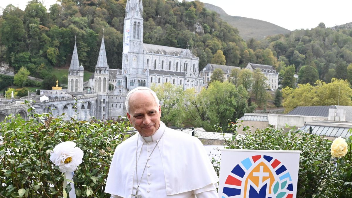 El Papa León XIV asiste a una reunión privada con las Religiosas Contemplativas del Monasterio Carmelita de Lourdes.