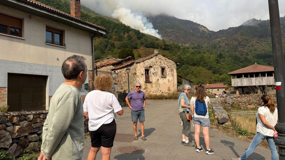Vecinos y turistas vigilan las llamas en Caunedo