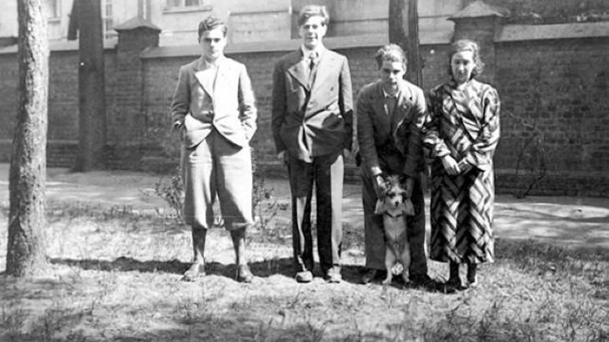 Una estampa familiar. Luis es el primero por la izquierda.