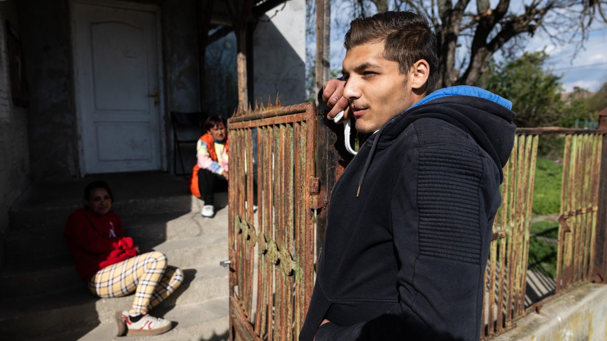 József, de 20 años, habla con elDiario.es en la puerta de su casa.
