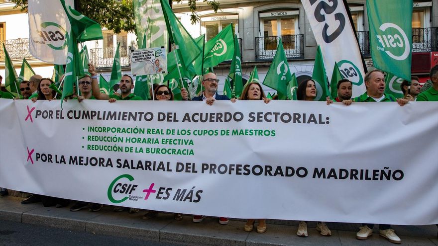 Decenas de personas durante una concentración por la huelga indefinida de la educación pública, frente a la Consejería de Educación de la Comunidad de Madrid, a 14 de octubre de 2026, en Madrid (España). Rafael Bastante / Europa Press
