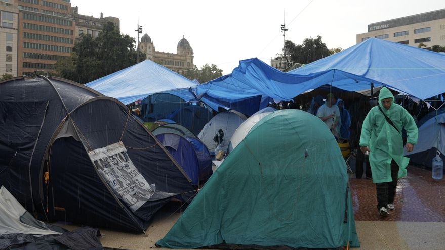 La acampada de Barcelona decide mantenerse a pesar de las alertas por el temporal