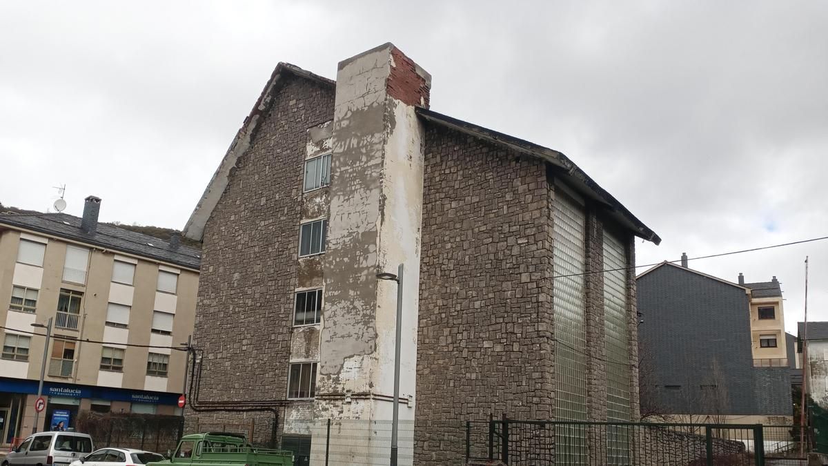 Caída de cascotes y losas del tejado del antiguo ambulatorio de Villablino. 