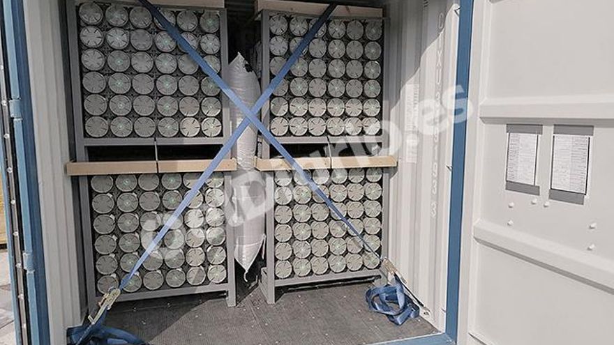 Contenedores llenos de munición para morteros antes de ser cargados en el puerto de Motril.