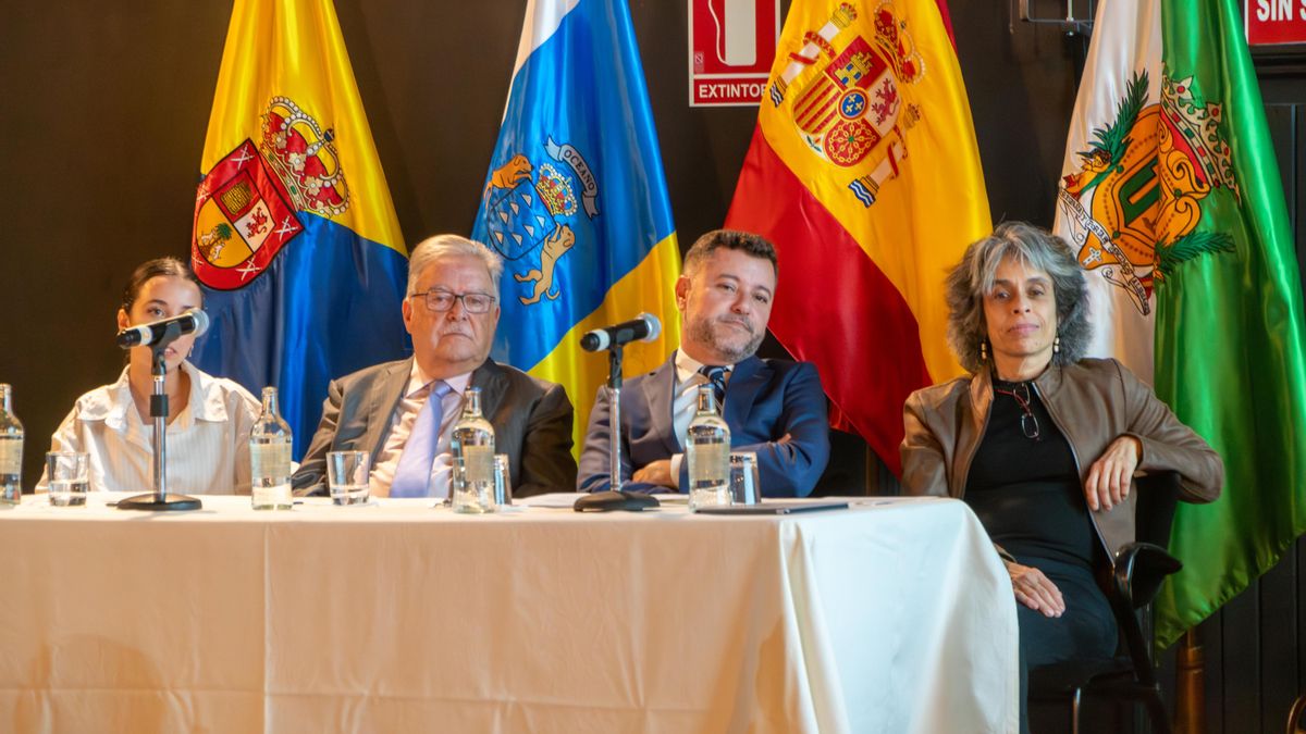 La concejal de Urbanismo, María Lordán, el alcalde de Santa Brígida, Bravo de Laguna, el consejero de Presidencia, Teodoro Sosa y la concejal de Participación Ciudadana, Rosalía Rodríguez .
