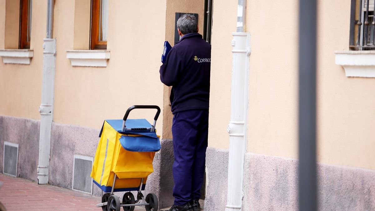 Trabajador de Correos, en una imagen de archivo. 