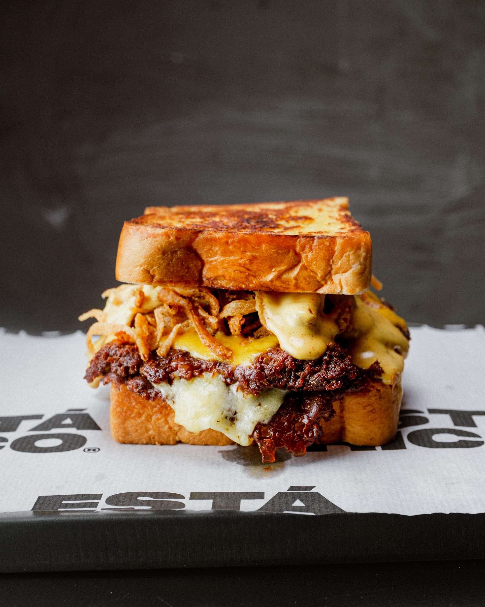 Sándwich preparado en un restaurante Está Rico.