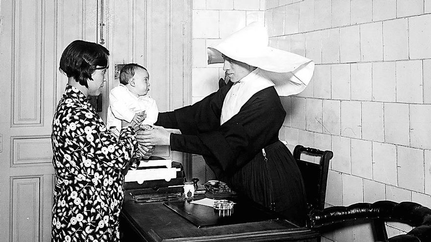 Mujer entregando a un niño en Oficina Receptora