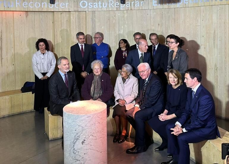 Las autoridades y dos víctimas supervivientes, Crucita Etxabe y María del Carmen Aguirre, en el Museo de la Paz de la Paz de Gernika