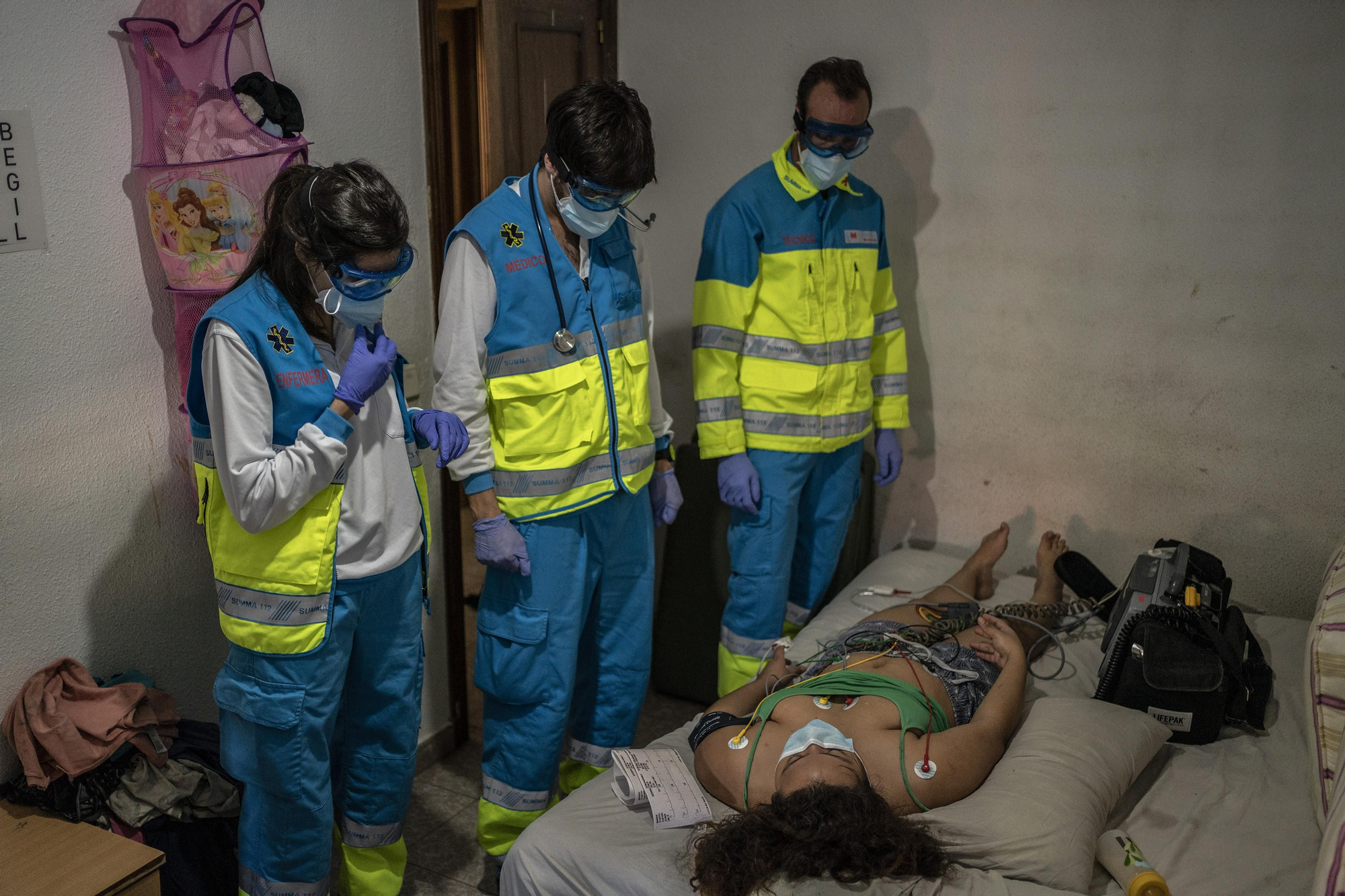 Ana Moreno, enfermera, Carlos Rubio, médico,  y José Sevillano, técnico en emergencias, hablando con Géminis, de 22 años, que tuvo un desmayo en su casa. Fue su padre abuelo el que llamó a emergencias.
