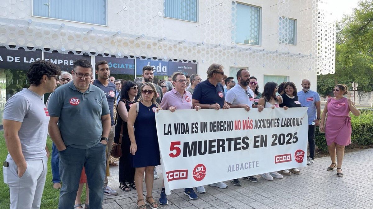 Concentración en Albacete tras los últimos accidentes laborales en los que fallecieron dos personas