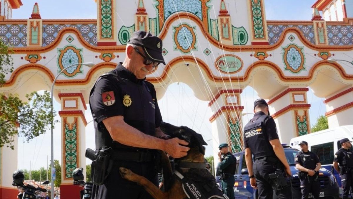 Poco efectivo, bolso por delante y cuidado en la caseta: la Policía alerta contra los robos en la Feria de Sevilla