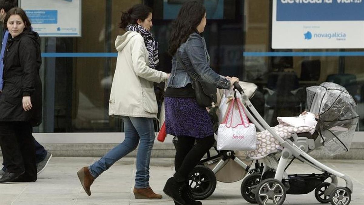 Las mujeres se ven penalizadas en el mercado laboral tras la maternidad, según un informe del Banco de España