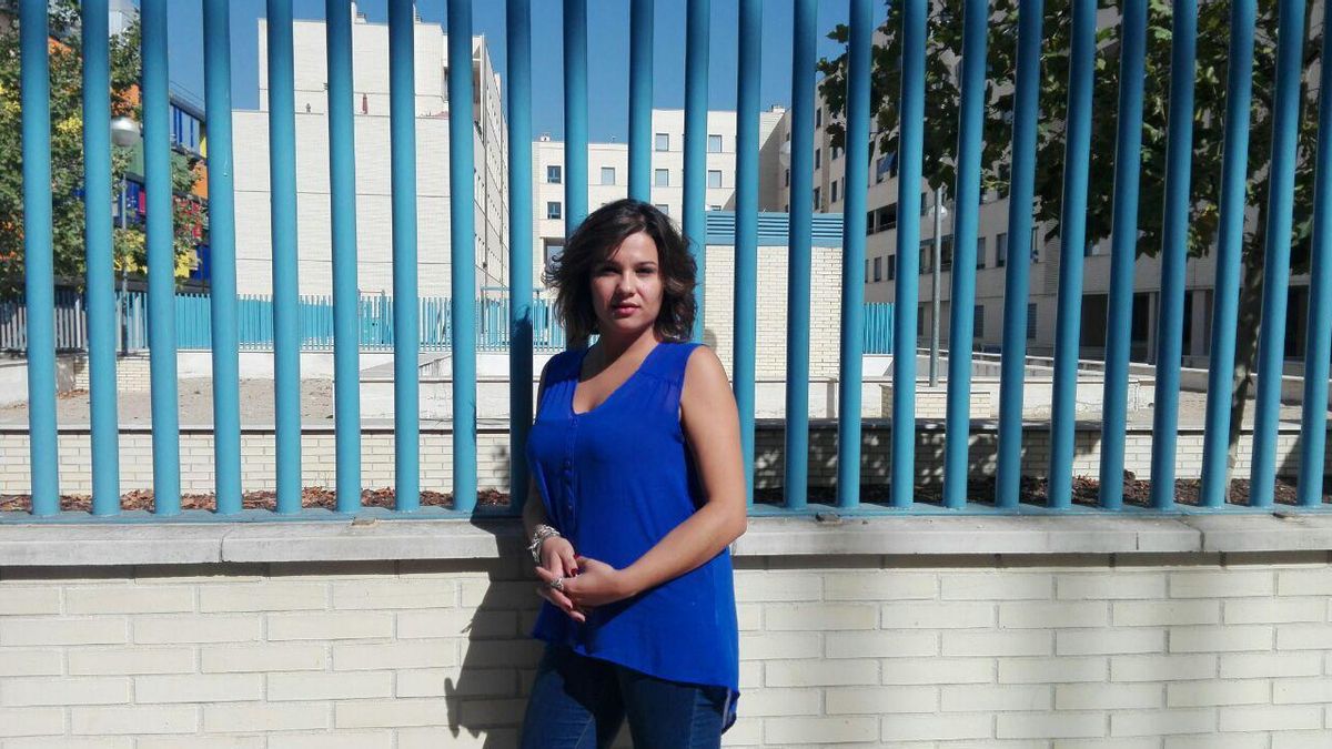 Arancha Mejías, hace 10 años, en los exteriores de la urbanización en Carabanchel. / S.P