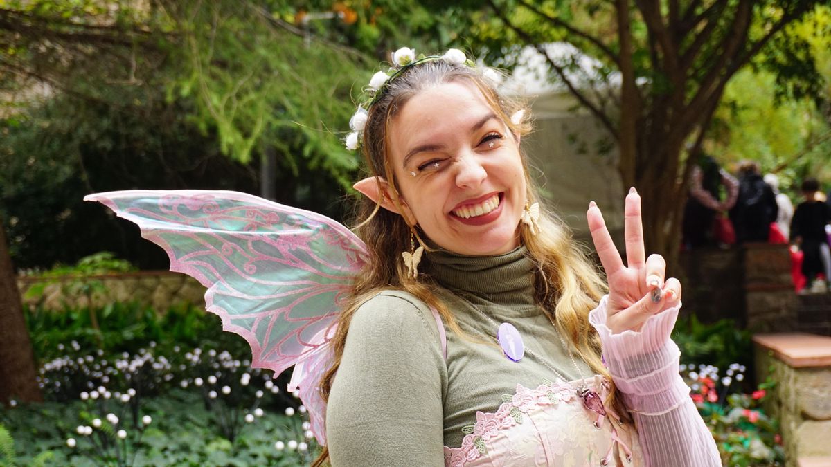 Una lectora de romantasy asiste al Witch Market en Barcelona