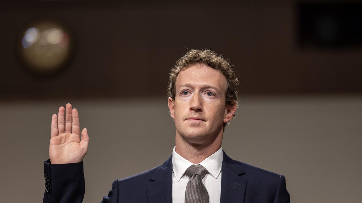 Mark Zuckerberg: un tecno bro siniestro sentado a la diestra de Trump