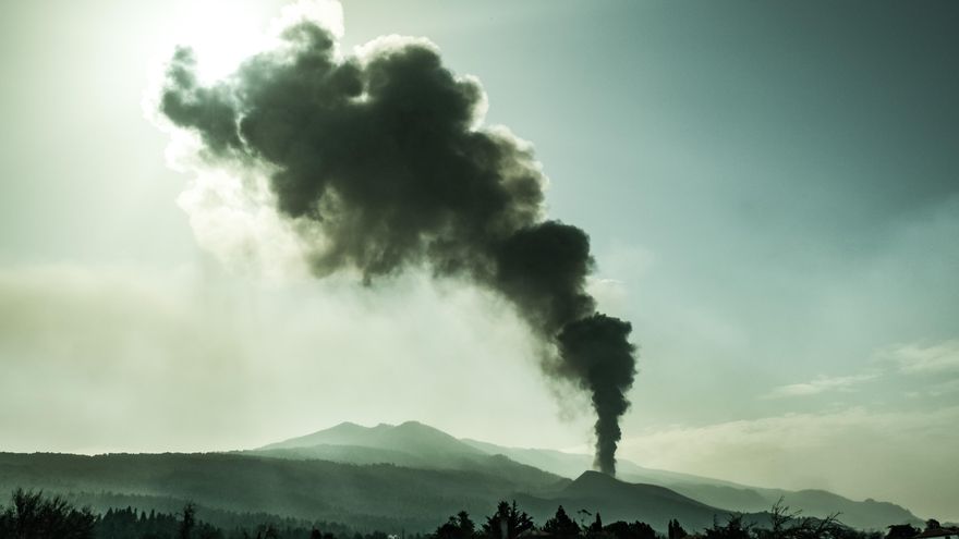 Nube de cenizas y material expulsado por el volcán de La Palma