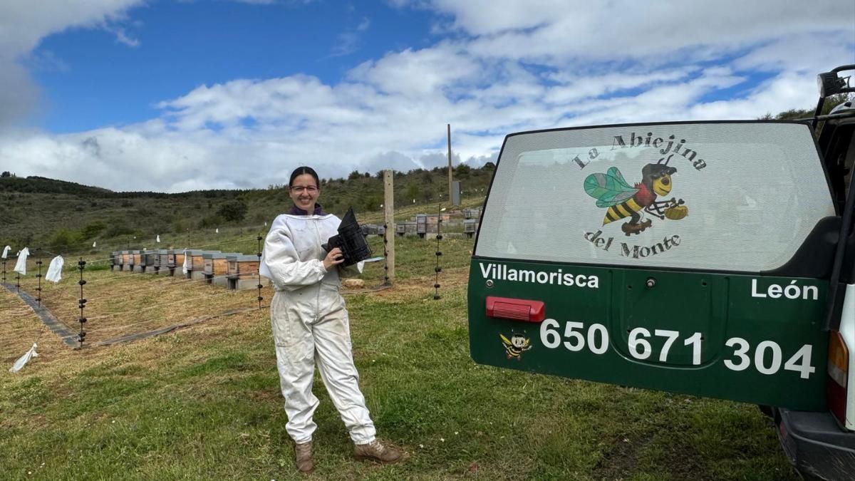 Beatriz, de La Abejina del Monte, con un ahumador.