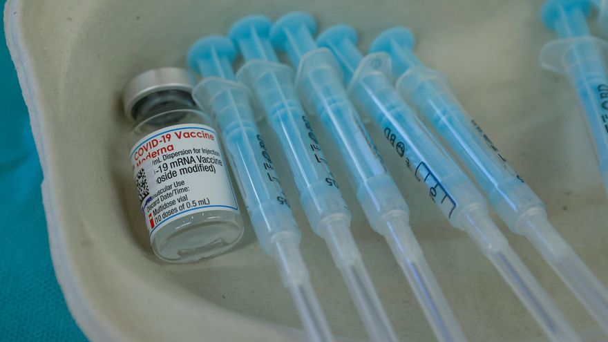Detalle del vial de una vacuna de Moderna contra la covid y varias dosis. EFE/Chema Moya/Archivo