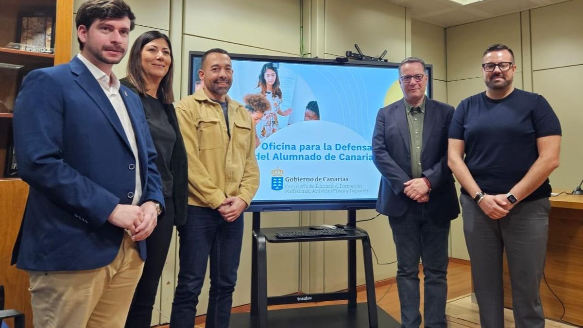 El consejero de Educación, Poli Suárez, junto a los dos defensores del alumnado, David Muñoz y José Alberto Díaz, y los directores territoriales Mar Méndez y Adrián Delgado (1)