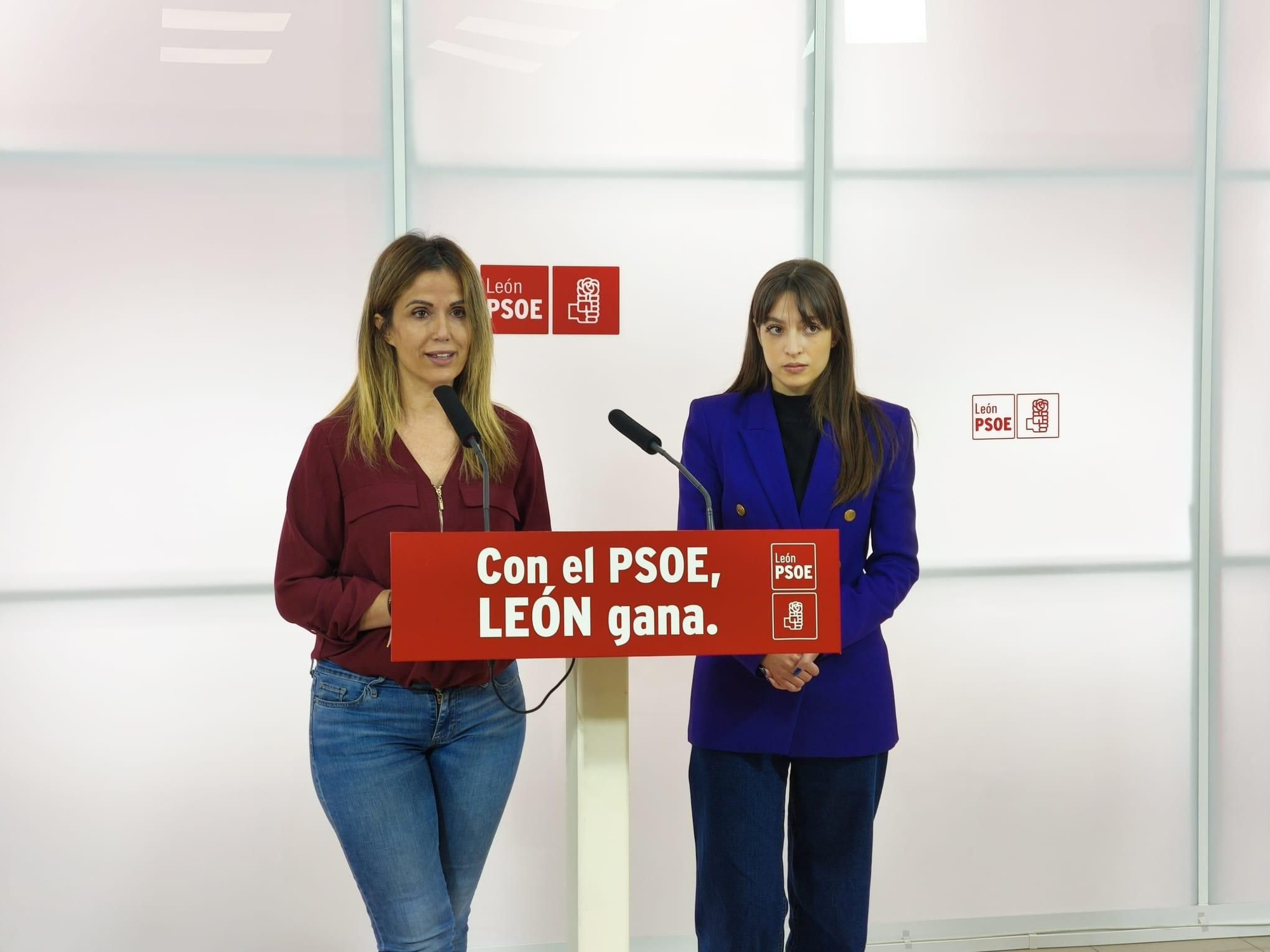 La portavoz del PSOE de León, Lucía de Castro (derecha), y la secretaria de Igualdad del PSOE de León, Mariela Blanco.