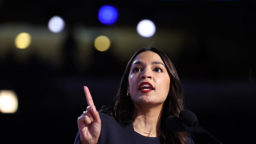 Alexandria Ocasio-Cortez exige a Trump que no use "fuerza militar no autorizada" contra Venezuela y que no apoye el golpismo contra Petro