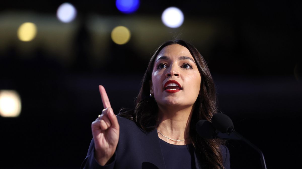 Alexandria Ocasio-Cortez exige a Trump que no use "fuerza militar no autorizada" contra Venezuela y que no apoye el golpismo contra Petro