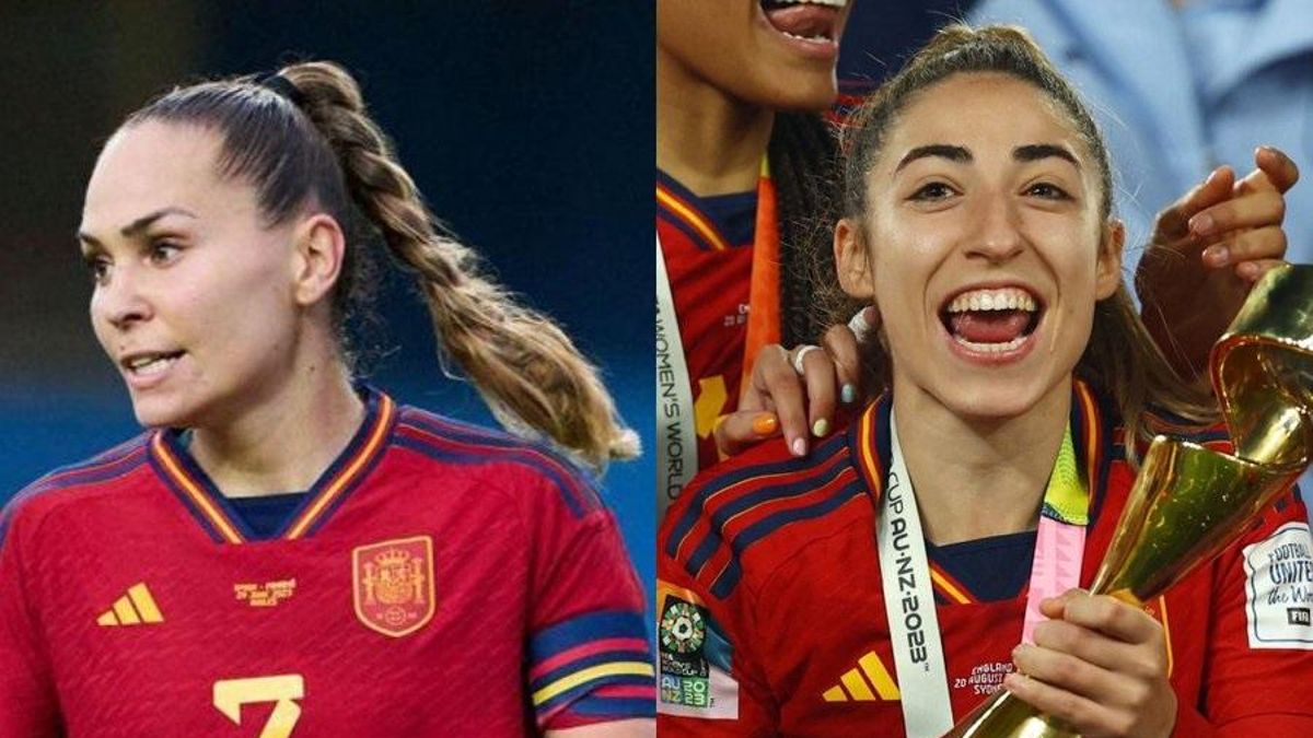 Irene Guerrero y Olga Carmona, con la camiseta de la Selección Española de fútbol.