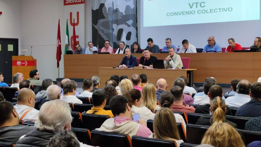 Asamblea de trabajadores en la tarde del jueves en la sede de UGT-A