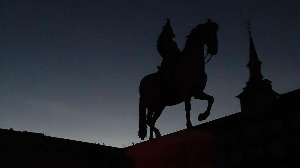 Plaza Mayor de Madrid, a oscuras este lunes por la noche