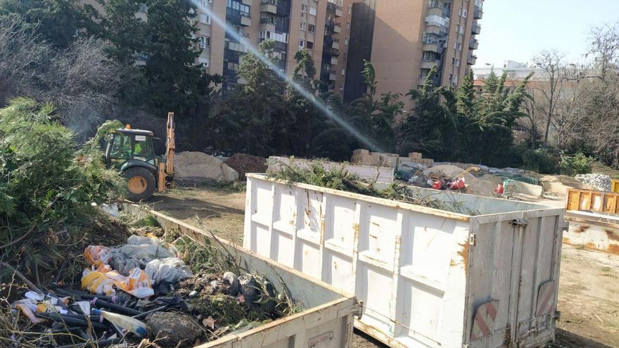 Contenedores para ramas, donde se mezclan con otros residuos, en el vertedero de El Retiro.