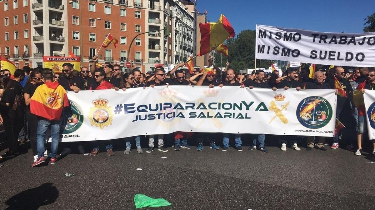 Policías y guardias civiles manifestándose por la equiparación salarial, en una imagen de archivo.